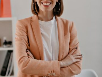 close-up-portrait-smiling-short-haired-business-woman-white-t-shirt-posing-with-arms-crossed-white-office_197531-10725