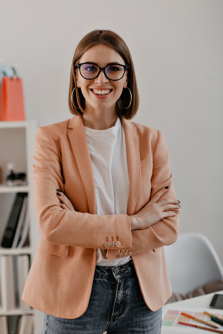 close-up-portrait-smiling-short-haired-business-woman-white-t-shirt-posing-with-arms-crossed-white-office_197531-10725